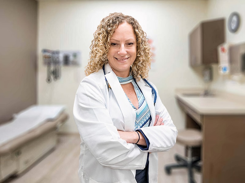 Headshot of Dr. Marisa Gefen, Internal Medicine Specialist at Oak Street Health.