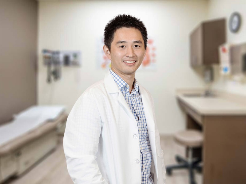 Dr. Michael Chen, Especialista en Medicina Interna en Oak Street Health.