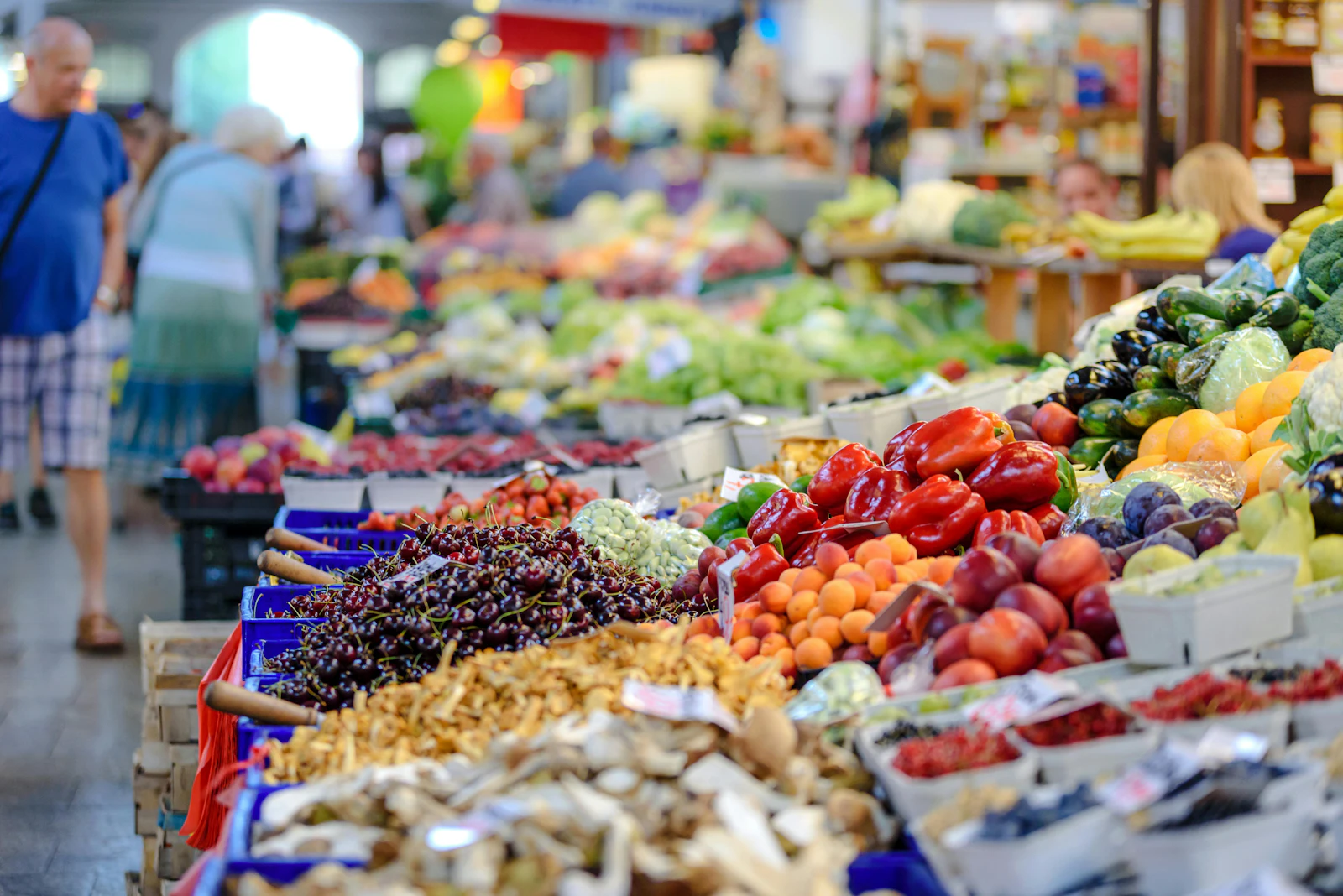 vegetables in grocery store stand